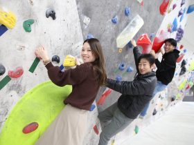 牧原真由さん、高木拓也記者、なべちゃんの写真